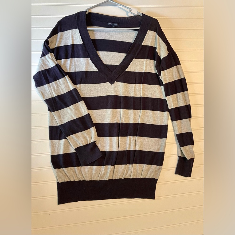 Gap stripped blue/grey large strip Preowned v neck light sweater